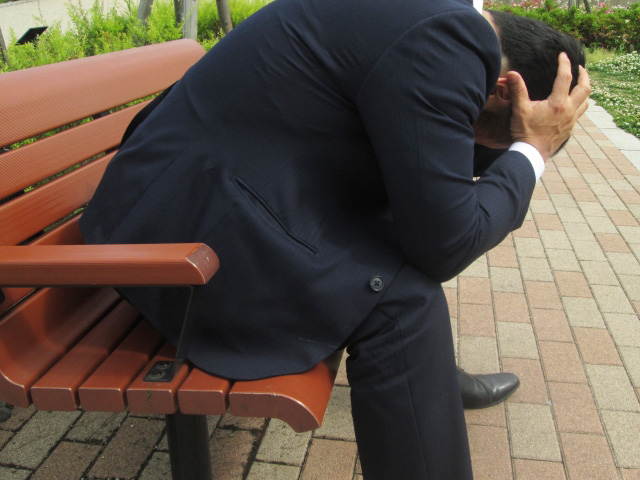 怪我に悩んでいる人のイメージ