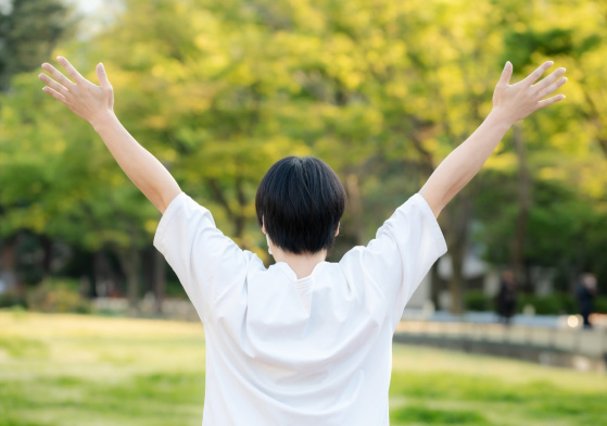 悩みから解放された人のイメージ